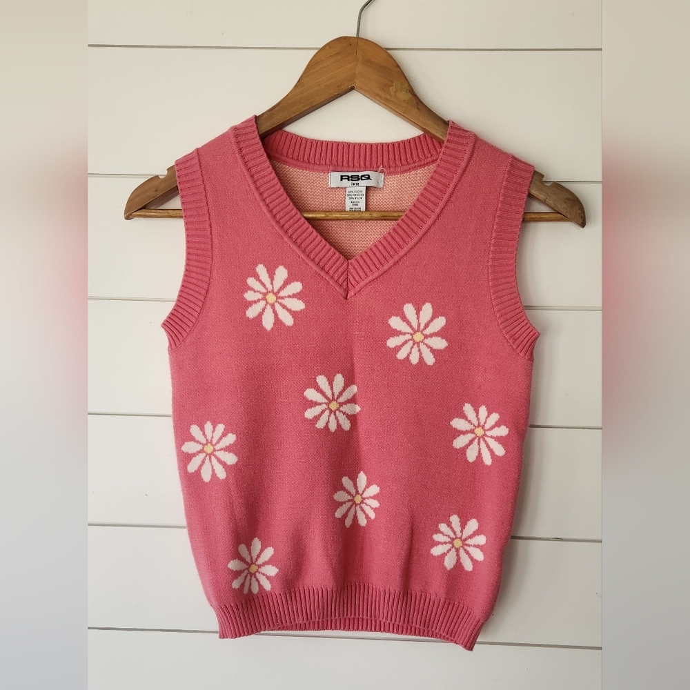 Women's RSQ Pink Vest With White Daisy Design in a Size Large